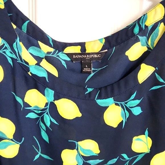 Banana Republic navy lemon print hi-low hem top Size: L - Picture 3 of 6